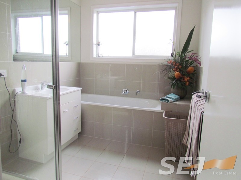 23 Shae Crescent, Drouin VIC 3818