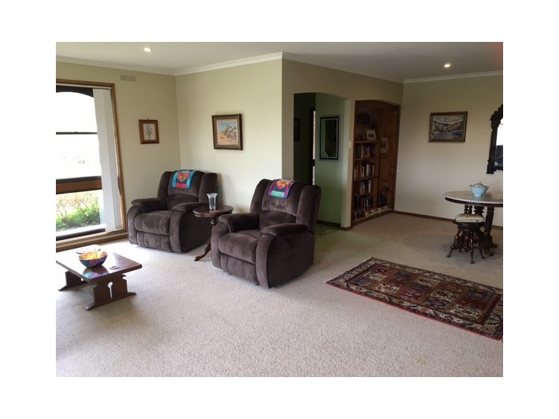 8 Davis Rd, Foster VIC 3960