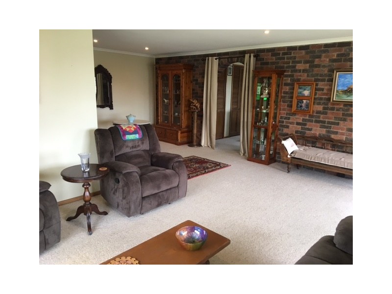 8 Davis Rd, Foster VIC 3960