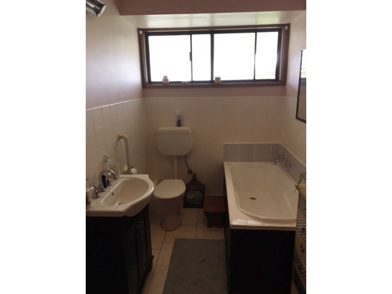 8 Davis Rd, Foster VIC 3960