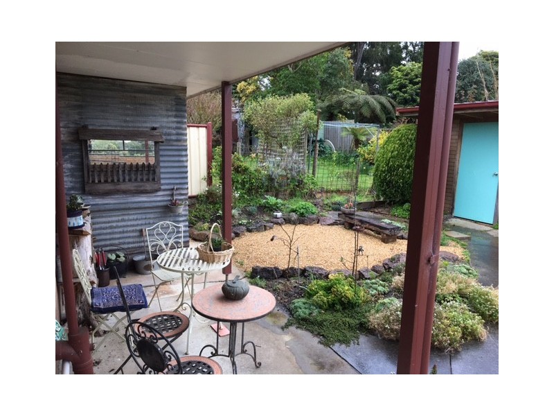 8 Davis Rd, Foster VIC 3960