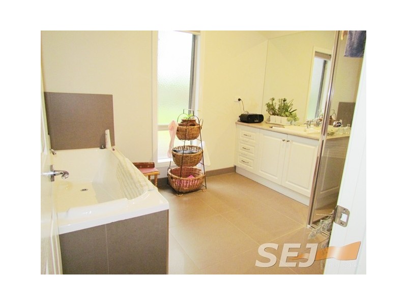 290 Sheehan Road, Hallora VIC 3818