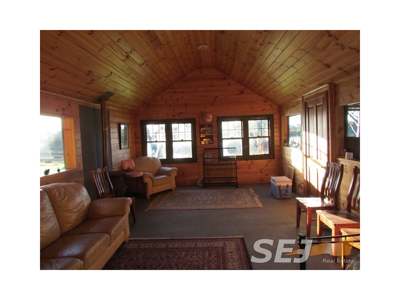 180 North Yannathan Road, Modella VIC 3816