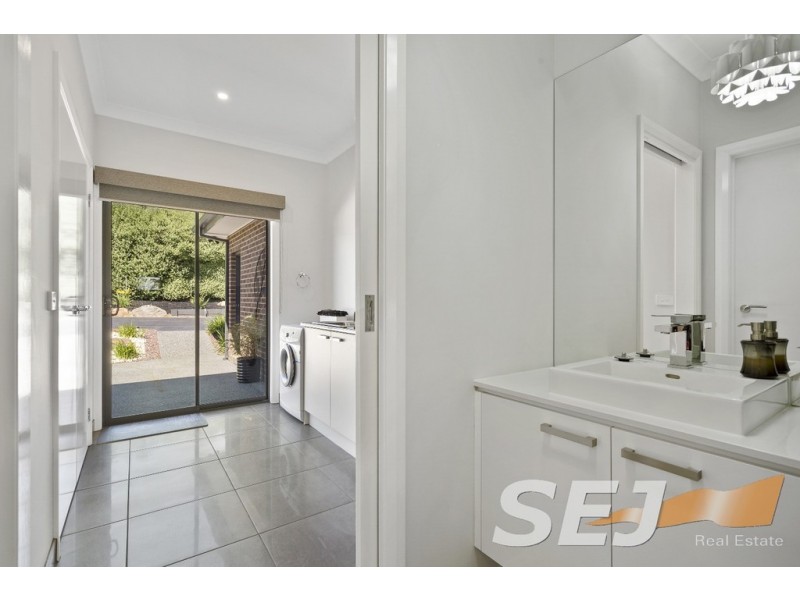 13 Golf View Court, Drouin VIC 3818