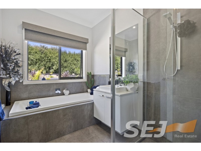 13 Golf View Court, Drouin VIC 3818