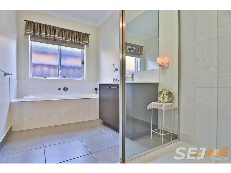 10 McGarvie Crescent, Pakenham VIC 3810