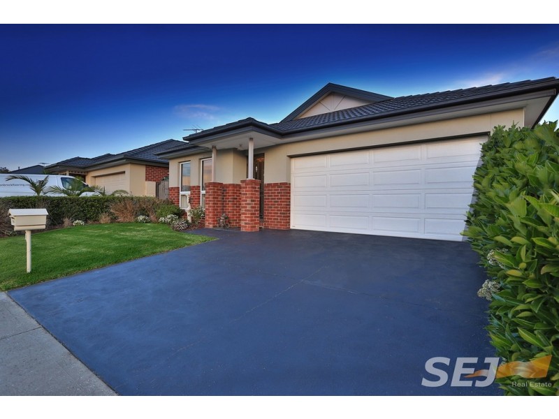 10 McGarvie Crescent, Pakenham VIC 3810