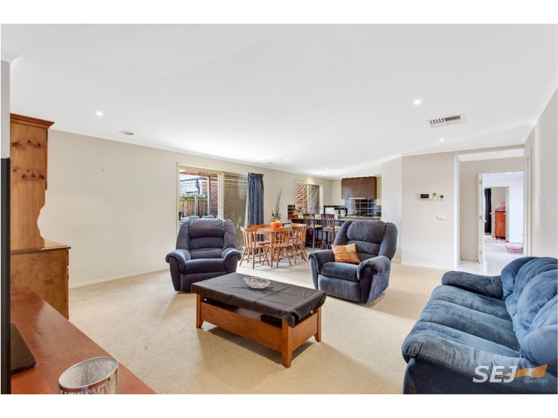 12 Amberley Drive, Pakenham VIC 3810