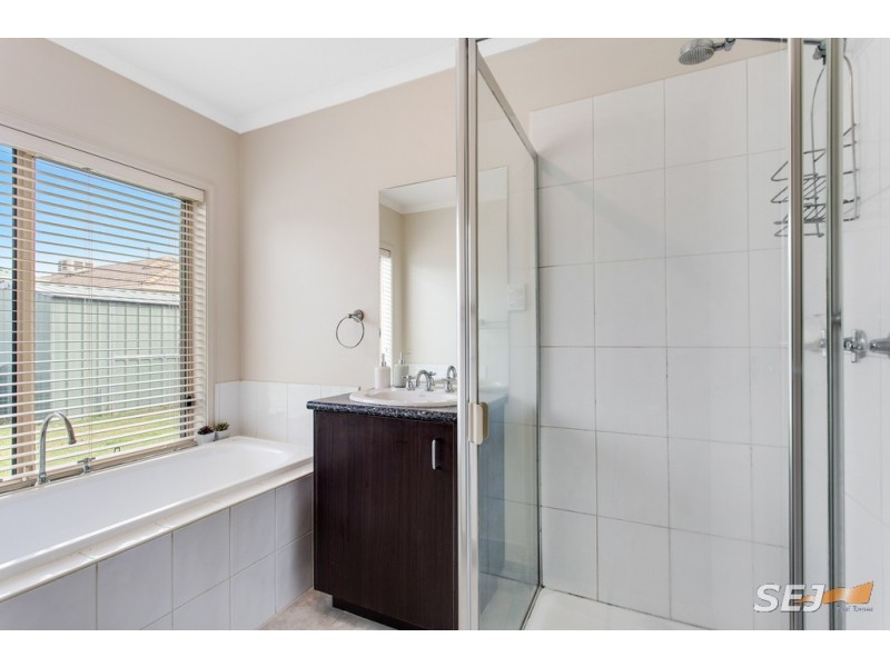 12 Amberley Drive, Pakenham VIC 3810