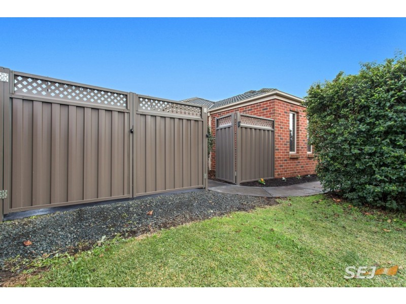 12 Amberley Drive, Pakenham VIC 3810