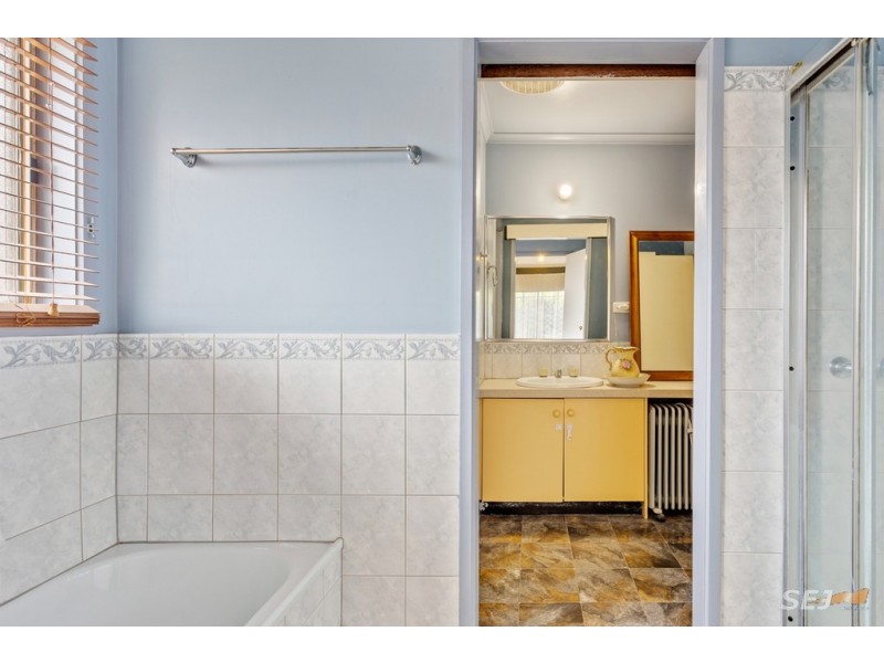 16 Forrest Street, Drouin VIC 3818