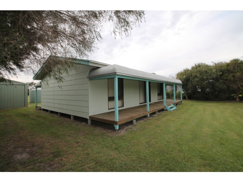 5 Ash Ave, Sandy Point VIC 3959