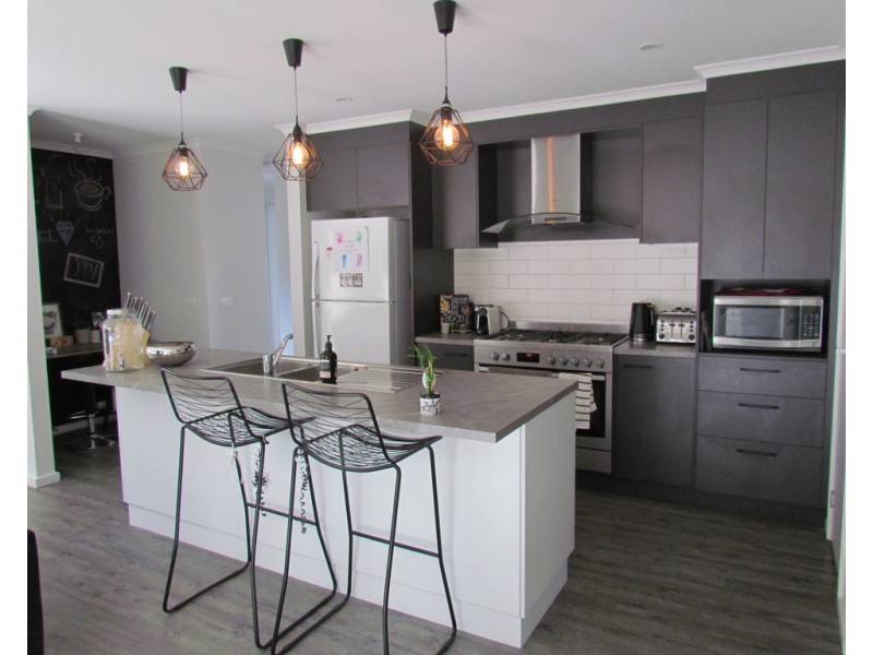 18 Appleporch Way, Drouin VIC 3818