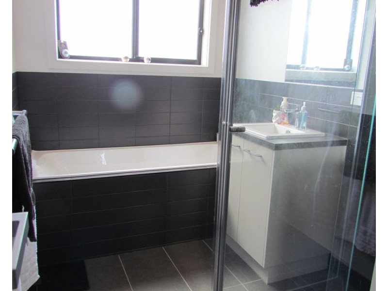 18 Appleporch Way, Drouin VIC 3818