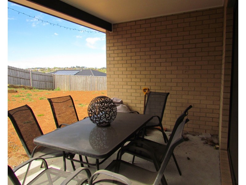 18 Appleporch Way, Drouin VIC 3818