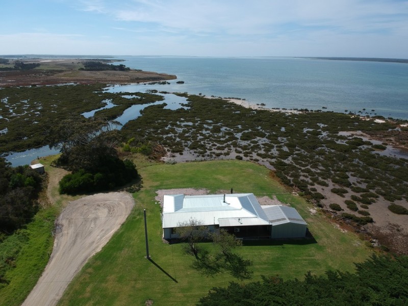 13 Robertson St, Port Welshpool VIC 3965