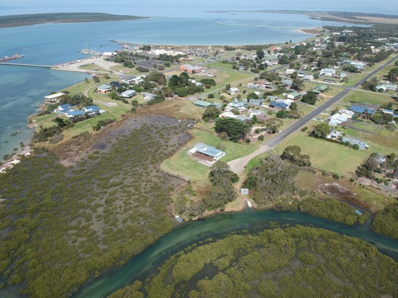 13 Robertson St, Port Welshpool VIC 3965