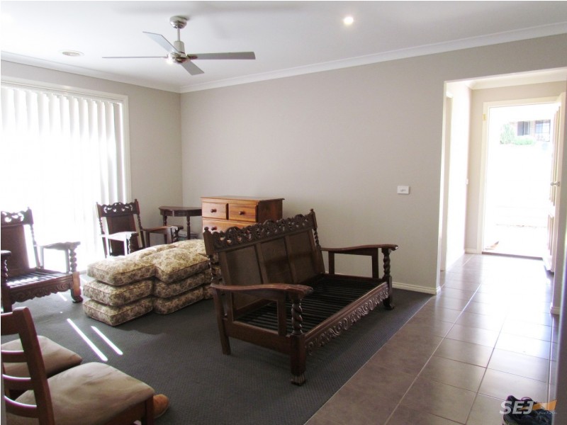 5 WHITE GUM COURT, Drouin VIC 3818