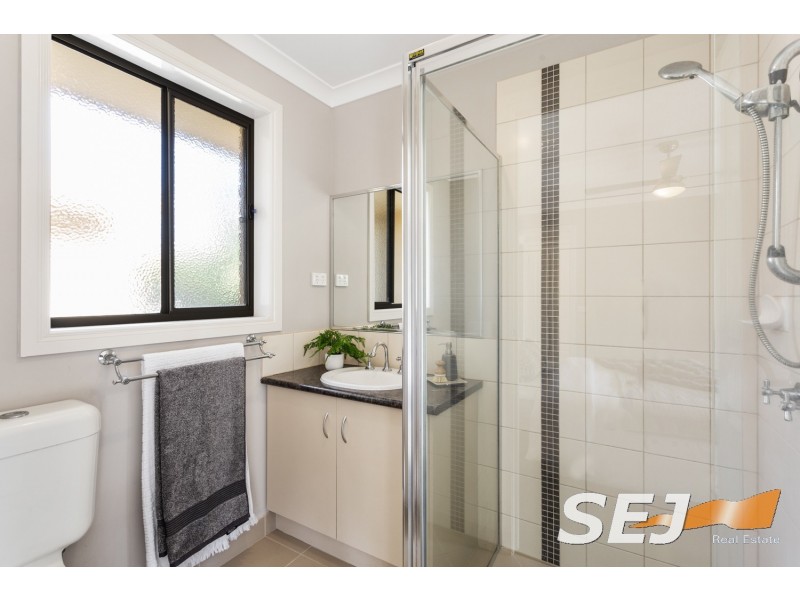 5 WHITE GUM COURT, Drouin VIC 3818