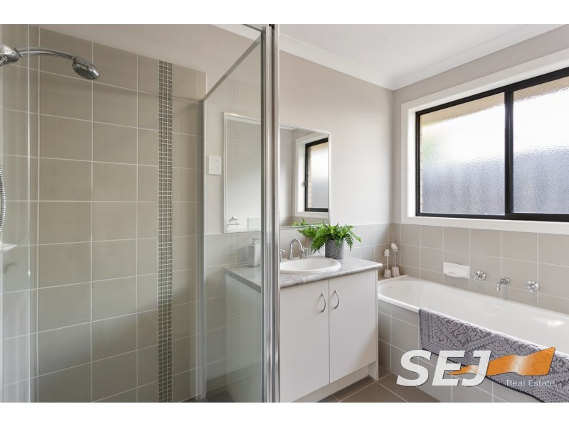 5 WHITE GUM COURT, Drouin VIC 3818