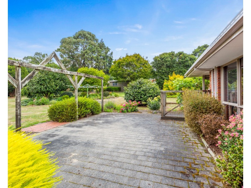 6 Pine Grove, Warragul VIC 3820