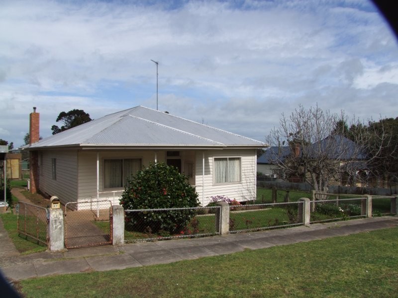 37 YOUNG STREET, Leongatha VIC 3953