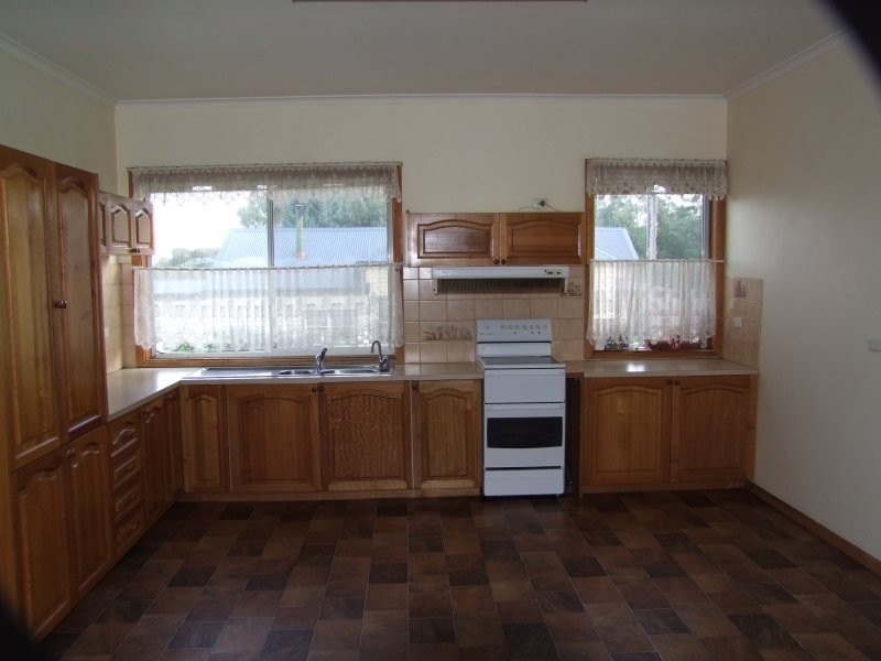 37 YOUNG STREET, Leongatha VIC 3953