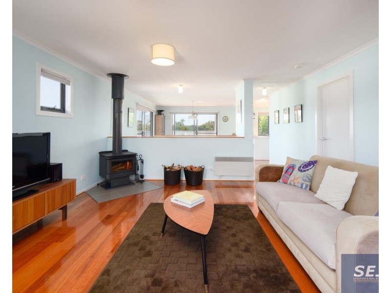 9 Ash Ave, Sandy Point VIC 3959