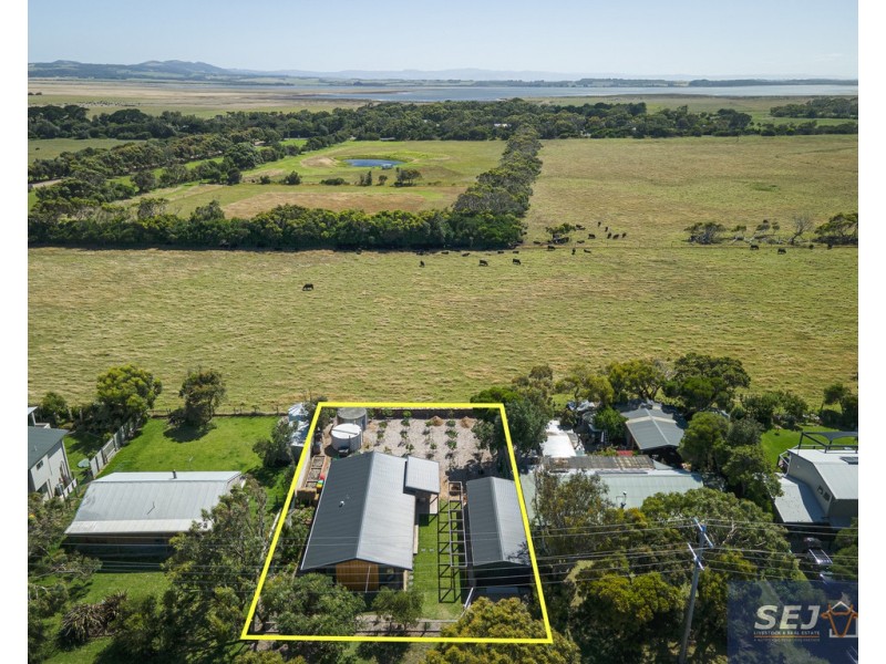 13 Ash Ave, Sandy Point VIC 3959