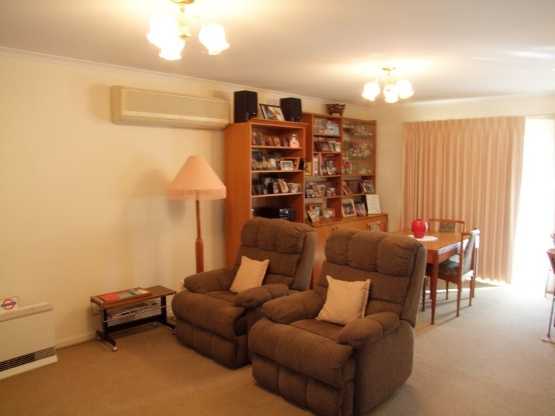 2/18 Clinton Court, Leongatha VIC 3953