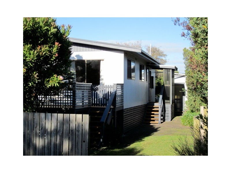 18 Banksia Ave, Sandy Point VIC 3959