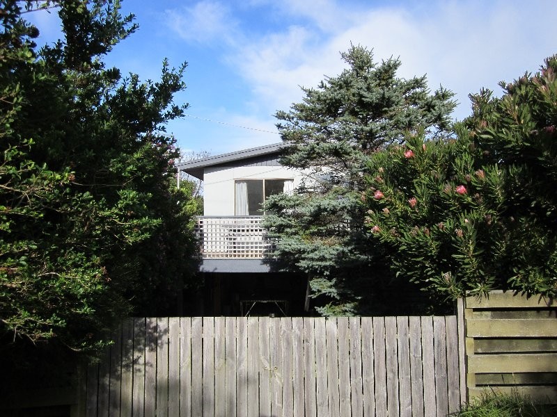 18 Banksia Ave, Sandy Point VIC 3959