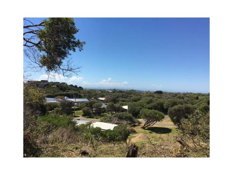 8 Graeme Grove, Sandy Point VIC 3959