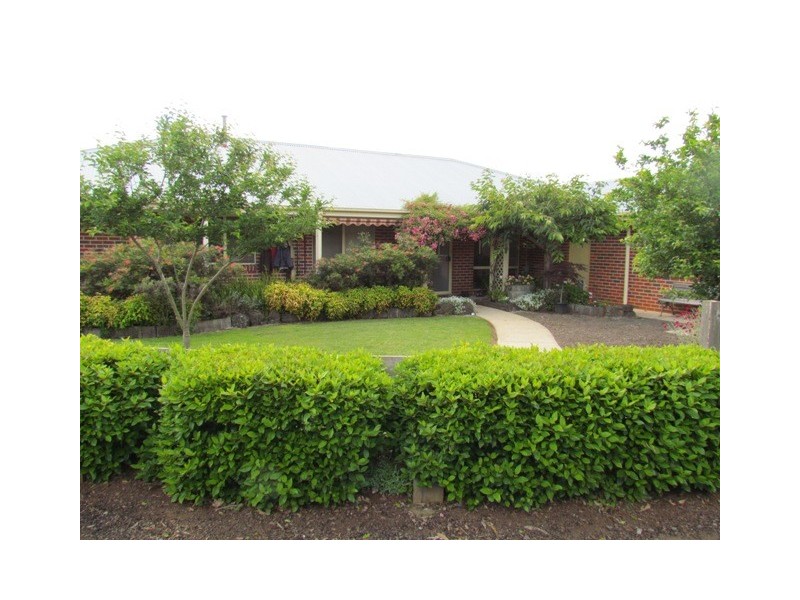 27 Simper Court, Drouin VIC 3818