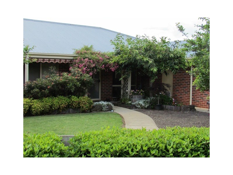 27 Simper Court, Drouin VIC 3818