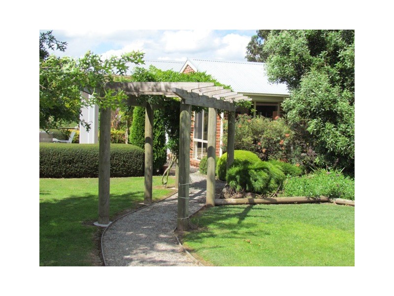 27 Simper Court, Drouin VIC 3818