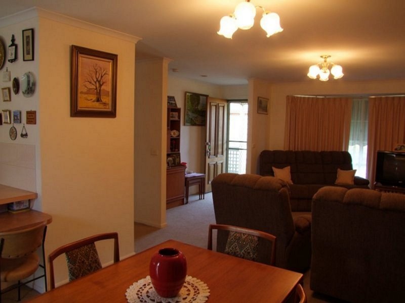 2/18 Clinton Court, Leongatha VIC 3953