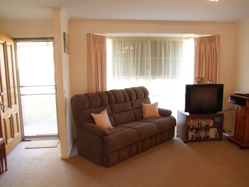 2/18 Clinton Court, Leongatha VIC 3953