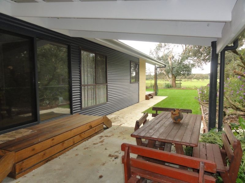 33 Ash Ave, Sandy Point VIC 3959