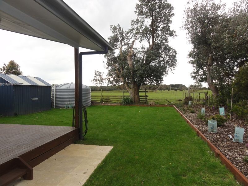 33 Ash Ave, Sandy Point VIC 3959