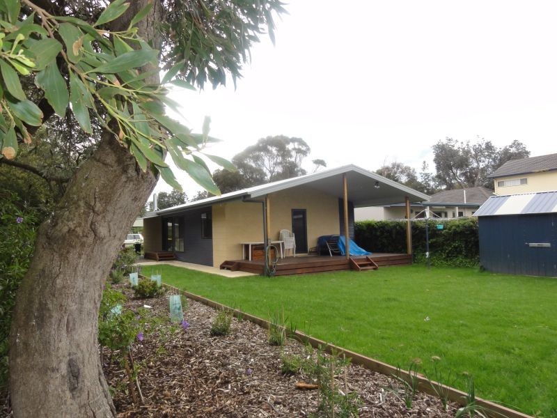 33 Ash Ave, Sandy Point VIC 3959