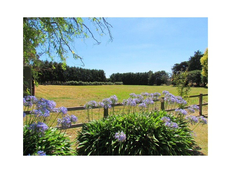 300 Jacksons Track, Labertouche VIC 3816