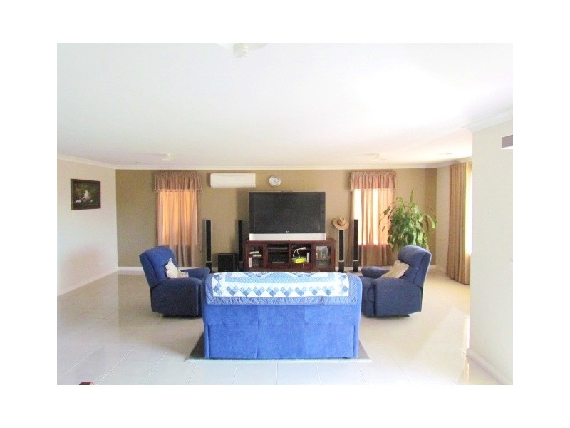 69 Walker Drive, Drouin VIC 3818