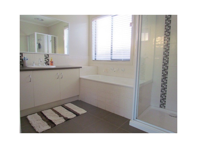 11 Palm Square, Drouin VIC 3818