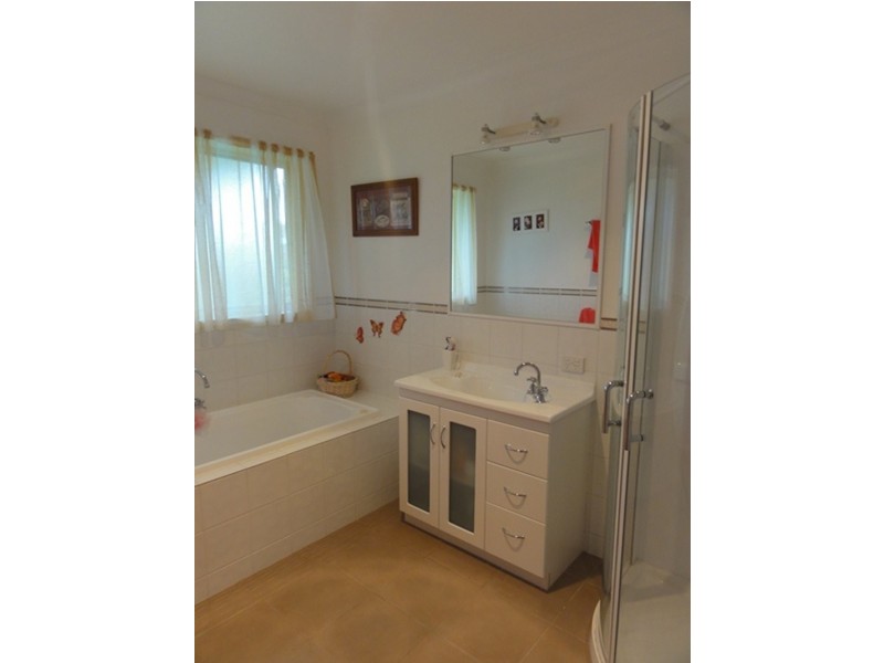 40 Moores Rd, Buffalo VIC 3958