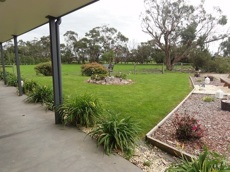 40 Moores Rd, Buffalo VIC 3958