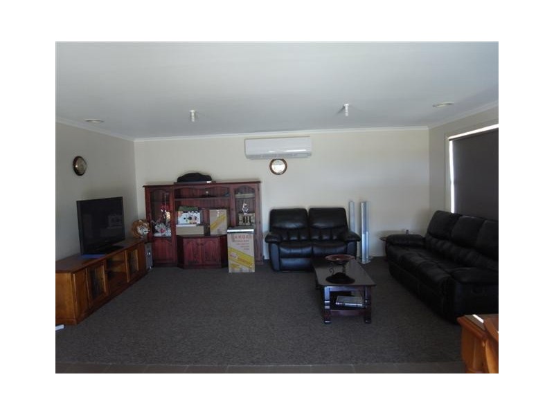 106 Longwarry Road, Drouin VIC 3818