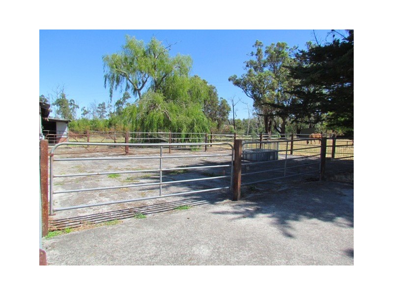 300 Jacksons Track, Labertouche VIC 3816