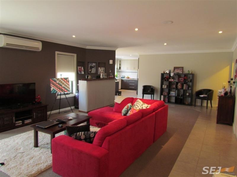 2/5 Lyndhurst Square, Drouin VIC 3818