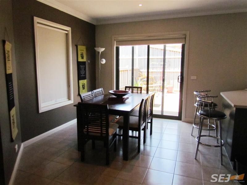 2/5 Lyndhurst Square, Drouin VIC 3818